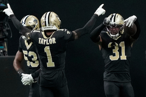 El quarterback Spencer Rattler y el entrenador Kellen Moore ganan por primera vez con los Saints