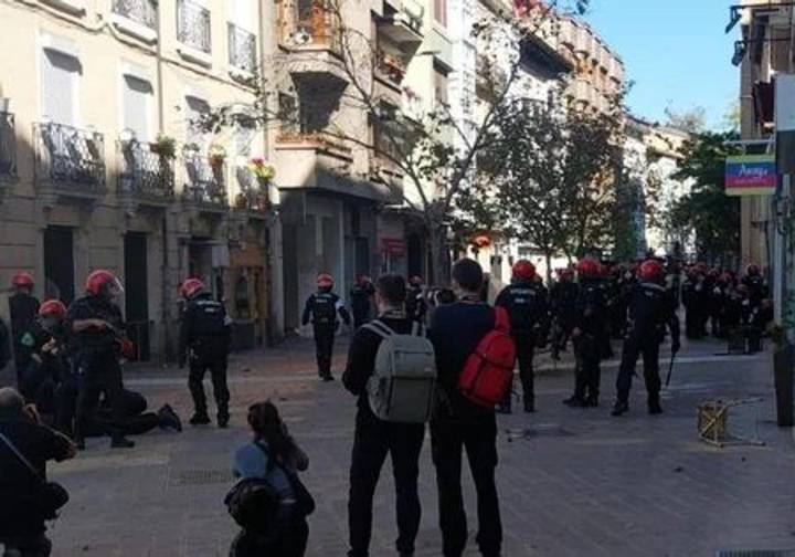 Graves disturbios por la presencia de La Falange en Vitoria con una veintena de heridos y 17 detenidos