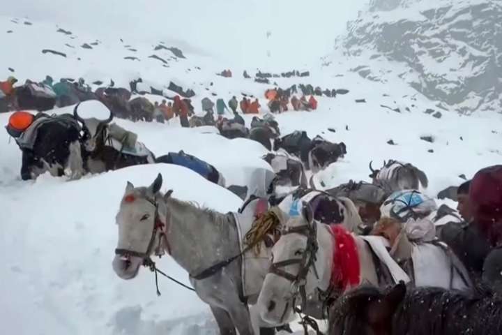 Snowstorm traps hundreds of hikers on Mount Everest during China’s national holiday