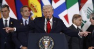 Trump pilla desprevenido a Sánchez al preguntarle por el gasto en defensa en plena ceremonia de paz