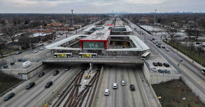 Trump pauses $2.1B for Chicago infrastructure projects, leveraging shutdown to pressure Democrats