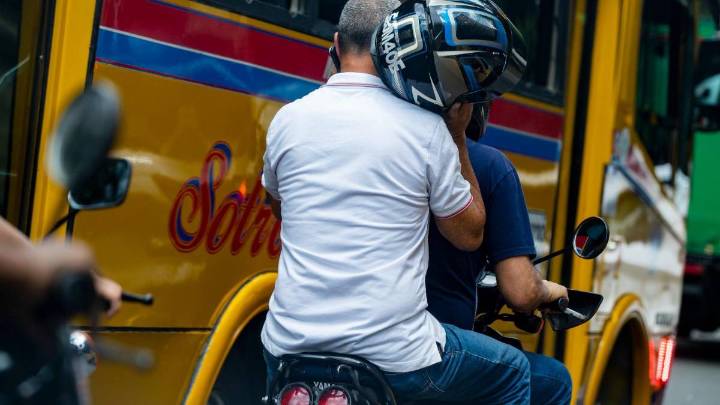 “Sentí un olor químico y me empecé a marear”: nueva modalidad de robo al usar casco de moto pedida por aplicación