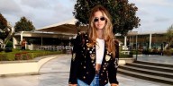 Entre lujo y estilo, la China Suárez impuso su look en Turquía: saco negro, botas y un touch de color
