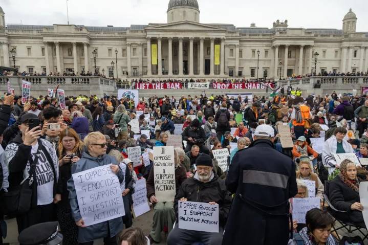 La protesta contra la ilegalización del colectivo Palestine Action invade la Plaza de Trafalgar en Londres, en medio de la inquietud por el atentado antisemita de Mánchester