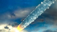 Cae un objeto grande, extraño y en llamas del cielo en el desierto y algunos expertos miran hacia China
