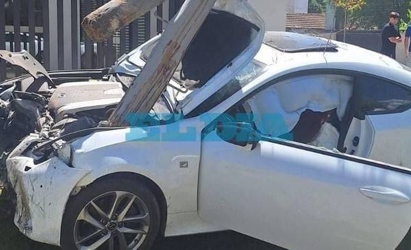 Tremendo choque en La Plata: un auto se estrelló contra un poste y quedó destruido