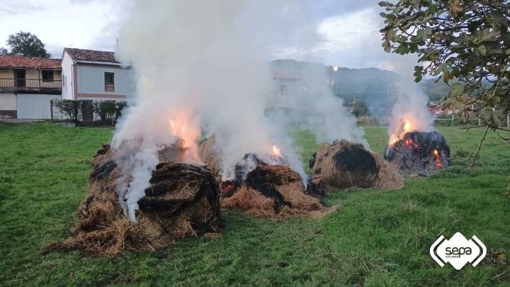 En este estado quedó una finca de Aveno, en Siero, tras declararse un incendio en un cobertizo que albergaba bolos de hierba