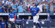 ¡Histórico! Alejandro Kirk es el primer mexicano que conecta dos homeruns en un juego de playoffs de MLB