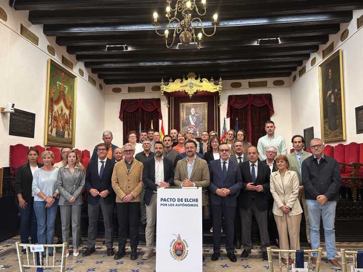 Una treintena de entidades de la ciudad firman el Pacto de Elche por los Autónomos