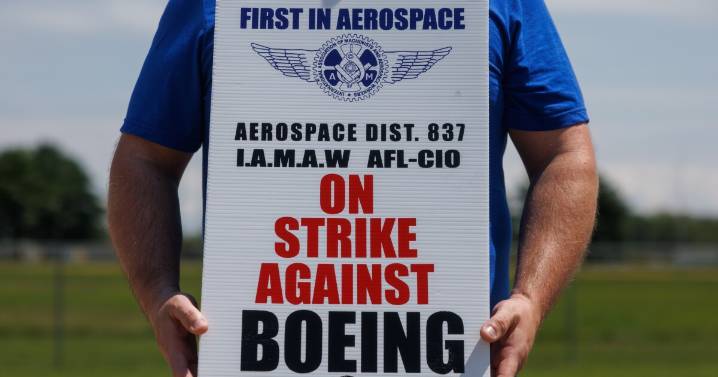 Machinists union leadership reverses decision, members to vote on Boeing contract Sunday