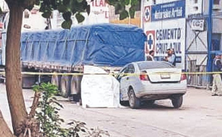 Automovilista se embarra en la cola de tractocamión y muere en Ecatepec