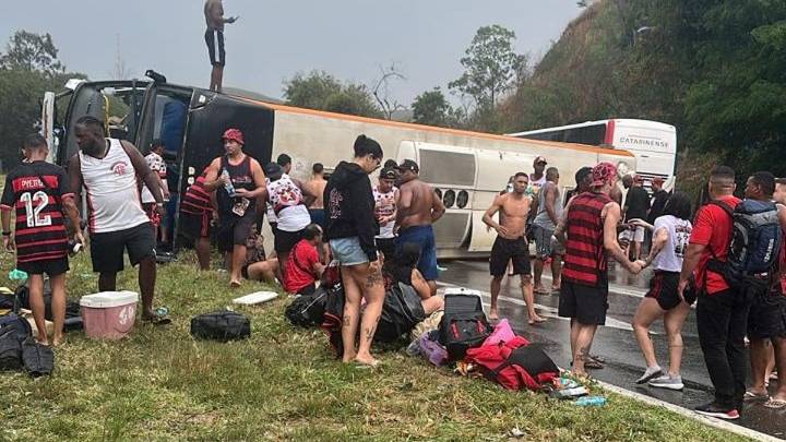 Brutal accidente de un micro con hinchas de Flamengo que viajaban a Argentina por la Copa Libertadores