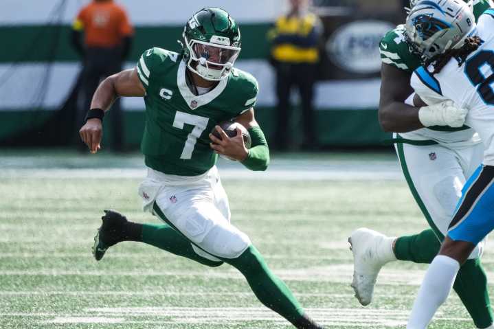 Jets Go Back to Justin Fields After Taylor’s Knee Injury