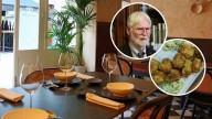El premio "Princesa" Douglas Massey viaja a un pueblo a una hora de Oviedo para comer pescado en un popular restaurante: "Cuando se puso en pie para irse, todos le aplaudimos"
