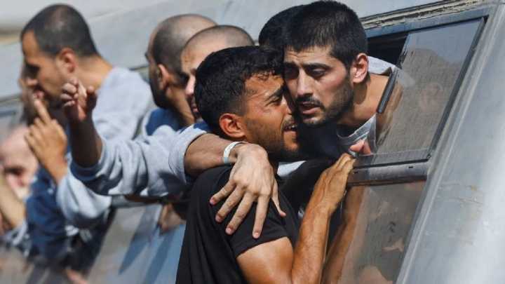 Liberación y deportación de prisioneros palestinos; 154 llegan a Egipto tras acuerdo de alto al fuego