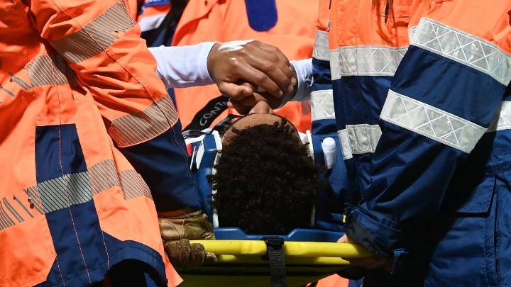 Désiré Doué stretchered off in PSG draw with Lorient