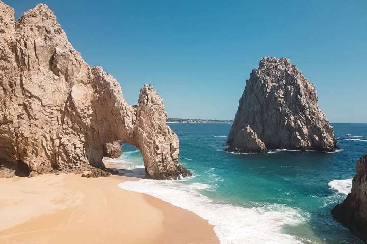 Autoridades exhortan a no caminar bajo el Arco de Cabo San Lucas por riesgo de olas y corrientes