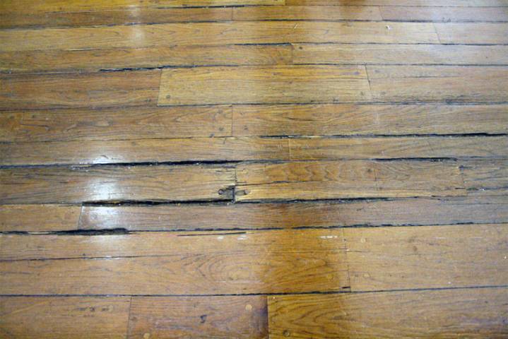 Cómo reparar grietas en pisos de madera