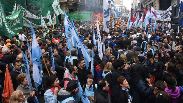 Cartelera económica: la frágil economía de los bajos salarios