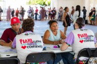 Reciben familias playenses de la colonia El Ejido apoyos alimentarios como parte del programa “Playa Llena, Corazón Contento”