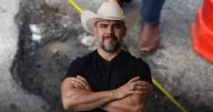 ‘Arremánguese, compadre’: ¿Quién es Manuel Cantú, ‘El Potro’, influencer que tapa baches en CDMX y NL?