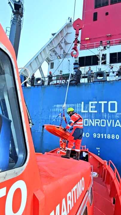 Evacuado un tripulante de un portacontenedores en Algeciras herido en una caída