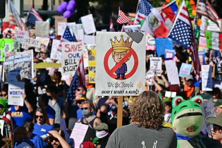 “No a los reyes”, el lema de las masivas protestas contra Trump en Estados Unidos