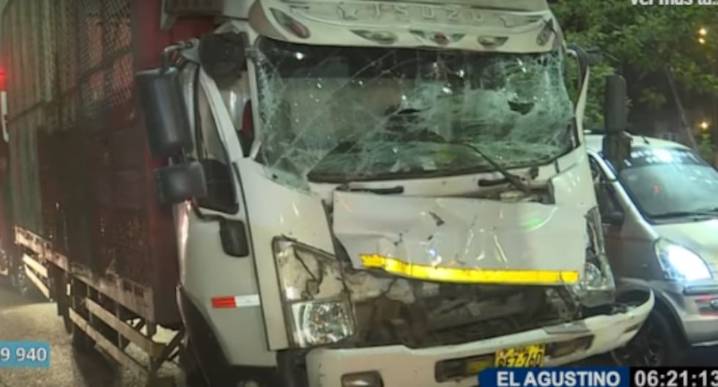 Camión cargado con pollos choca contra tráiler en El Agustino y provoca gran congestión vehicular