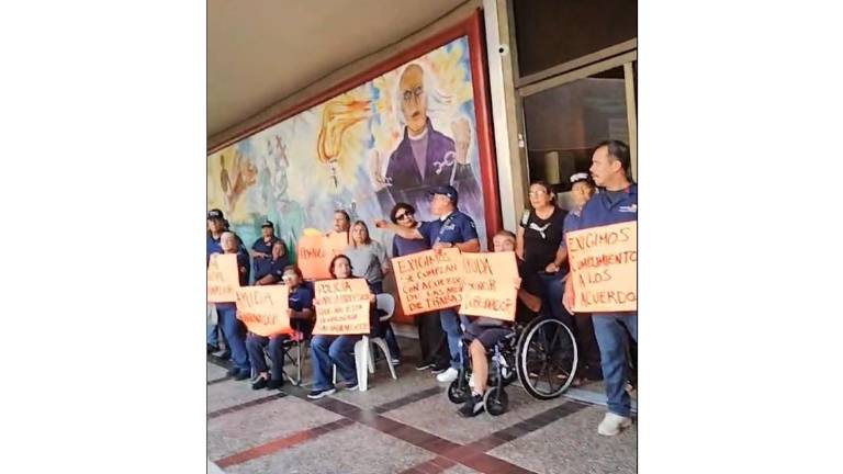 Bloquean Guerreros Azules accesos al Palacio de Gobierno