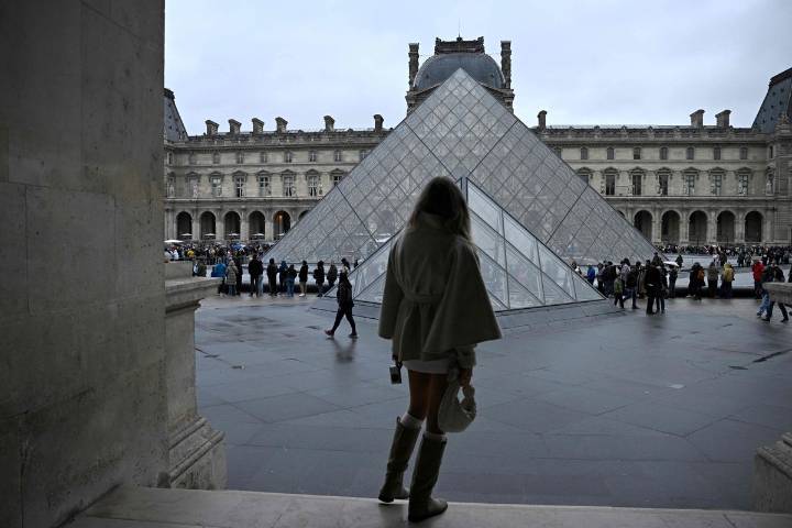 Al menos dos detenidos por robo de joyas en el Museo Louvre