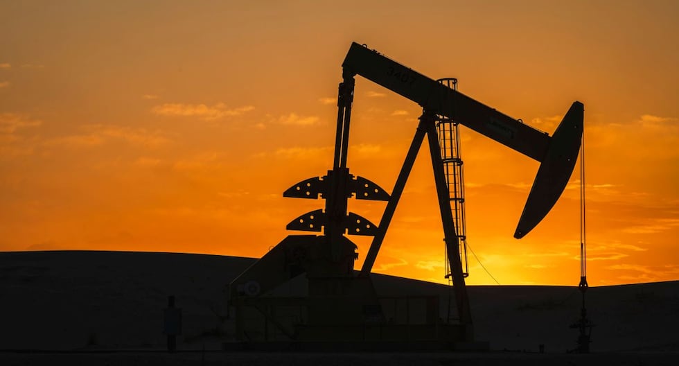 Petróleo sube ante reportes de posible ataque de EE.UU. a Venezuela