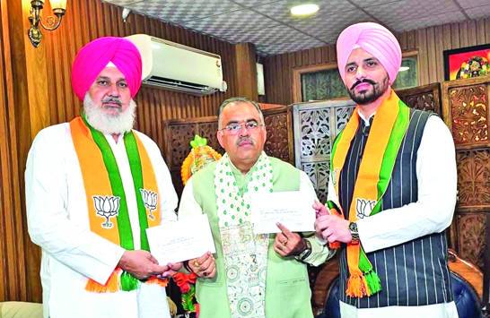 Cong leaders from Tarn Taran join BJP in presence of Tarun Chugh