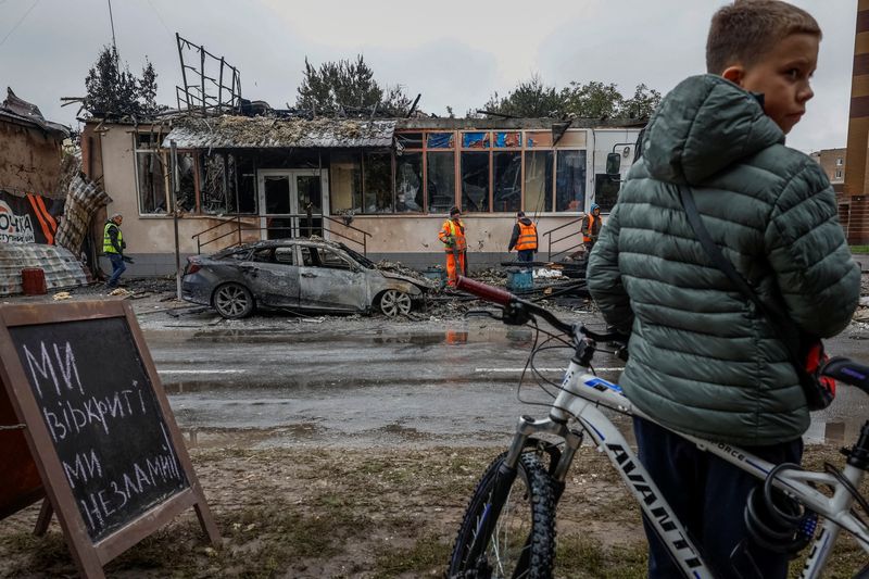 Thousands in Kyiv plunged into darkness after mass Russian attack