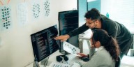 ¿Se identifica? Los empleados que son más felices tienen estos 3 rasgos en común 
