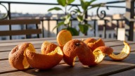 Poner cáscaras de naranja en el balcón: para qué sirve