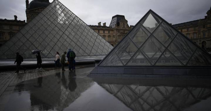Ex-thief says he warned Louvre of security weaknesses around crown jewels