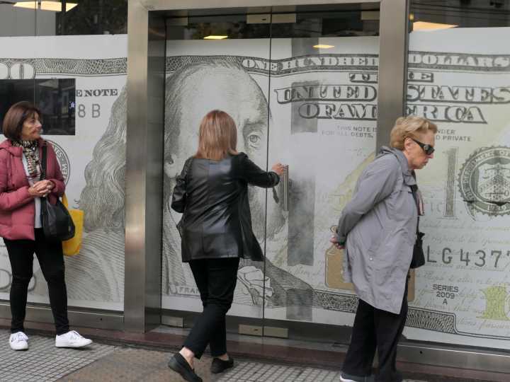 El dólar baja en la previa del viaje de Milei a EE.UU. y tras la intervención del Tesoro norteamericano