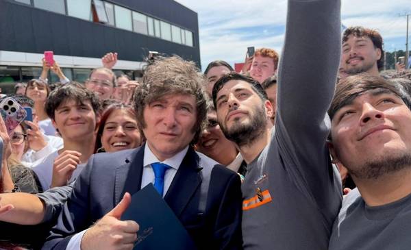Milei a los gritos con un vecino que lo insultó en Mar del Plata: “Te bajo más la inflación así puteas un poco más”