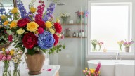 Chau al baño aburrido: 5 plantas que podés tener en octubre para un verano lleno de flores