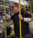 Axl Rose sorprende en Bogotá: fue visto en un bus del aeropuerto tras su concierto con Guns N’ Roses