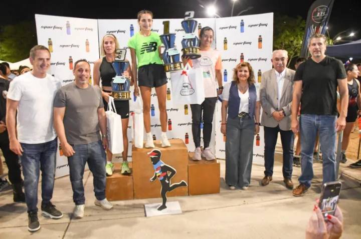 Fuentes y Dapello premiaron a los ganadores de la maratón nocturna la Ciudad Corre