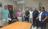 Grupo de tejo Muelle Viejo le llevó el trofeo de campeones al Intendente