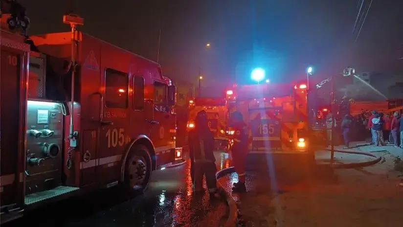 San Juan de Miraflores: incendio en Pamplona Alta deja cuatro personas heridas