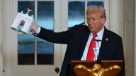 Trump hosts glitzy dinner for donors to White House ballroom