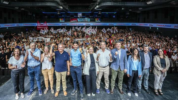 Scaglia y Pullaro cerraron la campaña en Rosario: "El domingo vamos a romper la grieta"