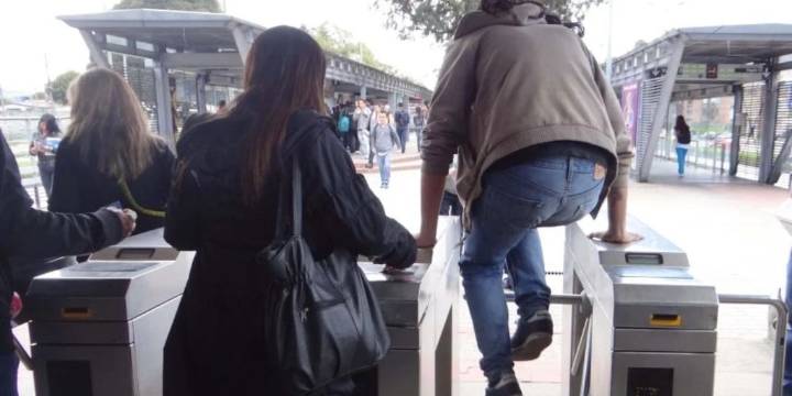 Bogotá embargará cuentas bancarias a quienes no hayan cancelado multas por colarse en TransMilenio