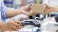 Así puedes conseguir los vales de descuento de Santander para compras en el comercio local