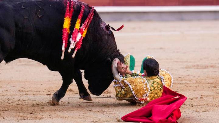 FOTOGALERÍA | Emilio de Justo sufre una peligrosa corrida en Las Ventas