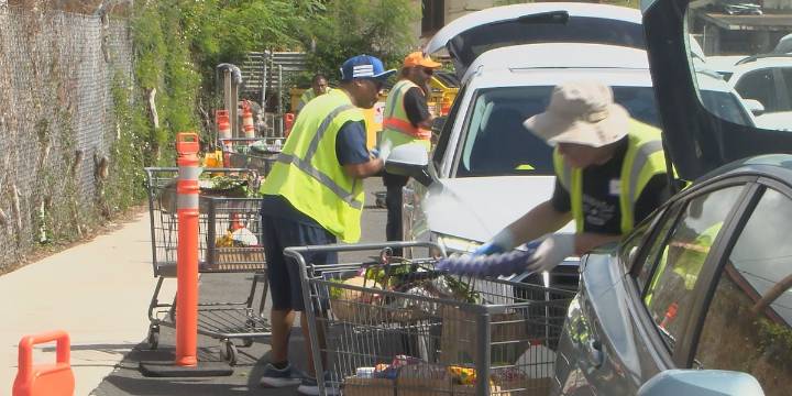Federal workers turn to food pantries as government shutdown drags on