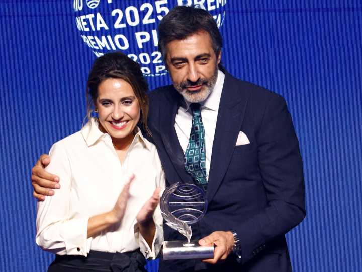 El escritor español Juan del Val ganó el Premio Planeta con una obra sobre una aristócrata que busca su libertad